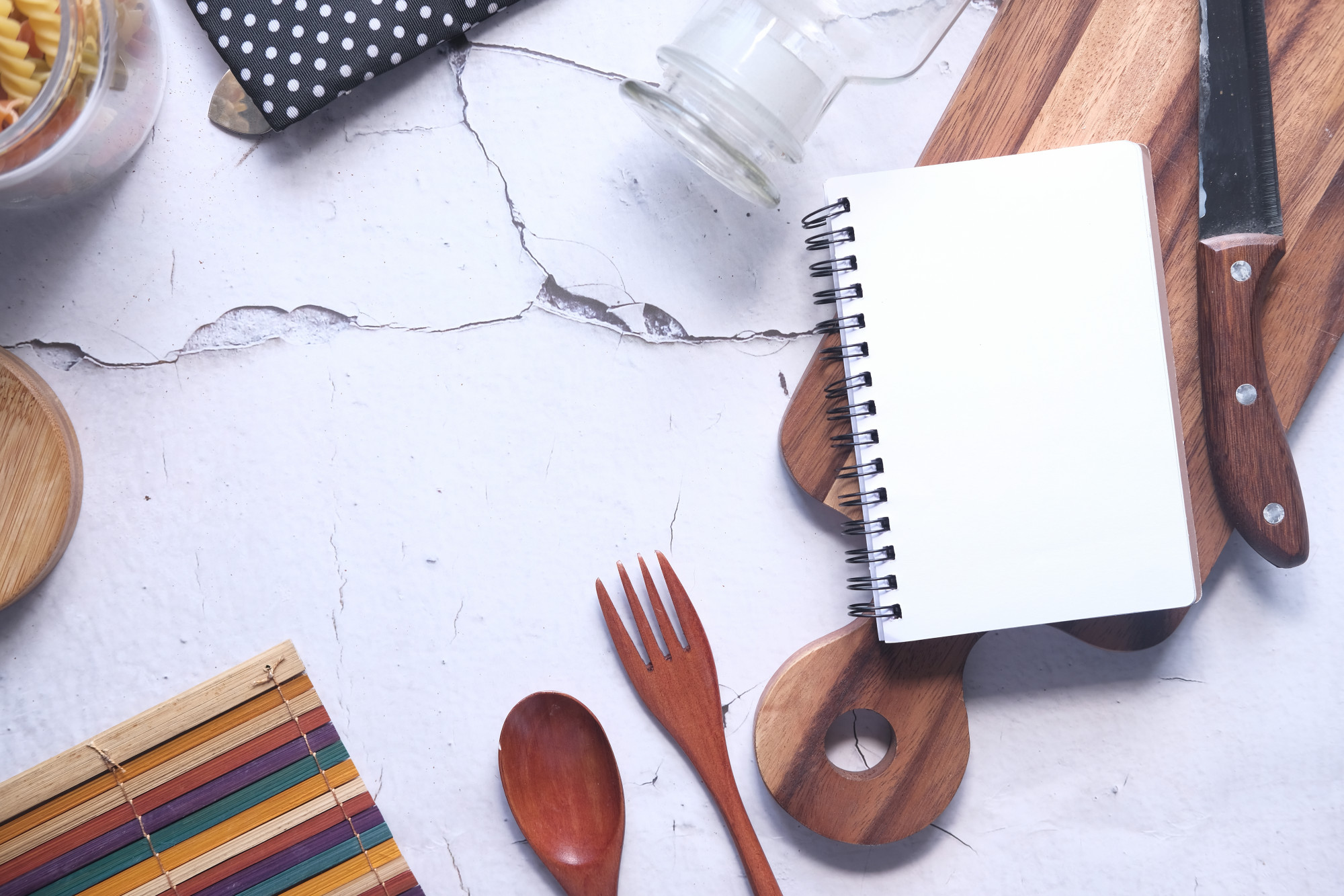 Dettaglio utensili da cucina e appunti